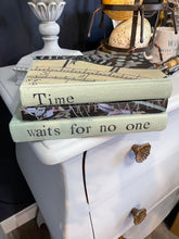 Load image into Gallery viewer, Decor Book Stack